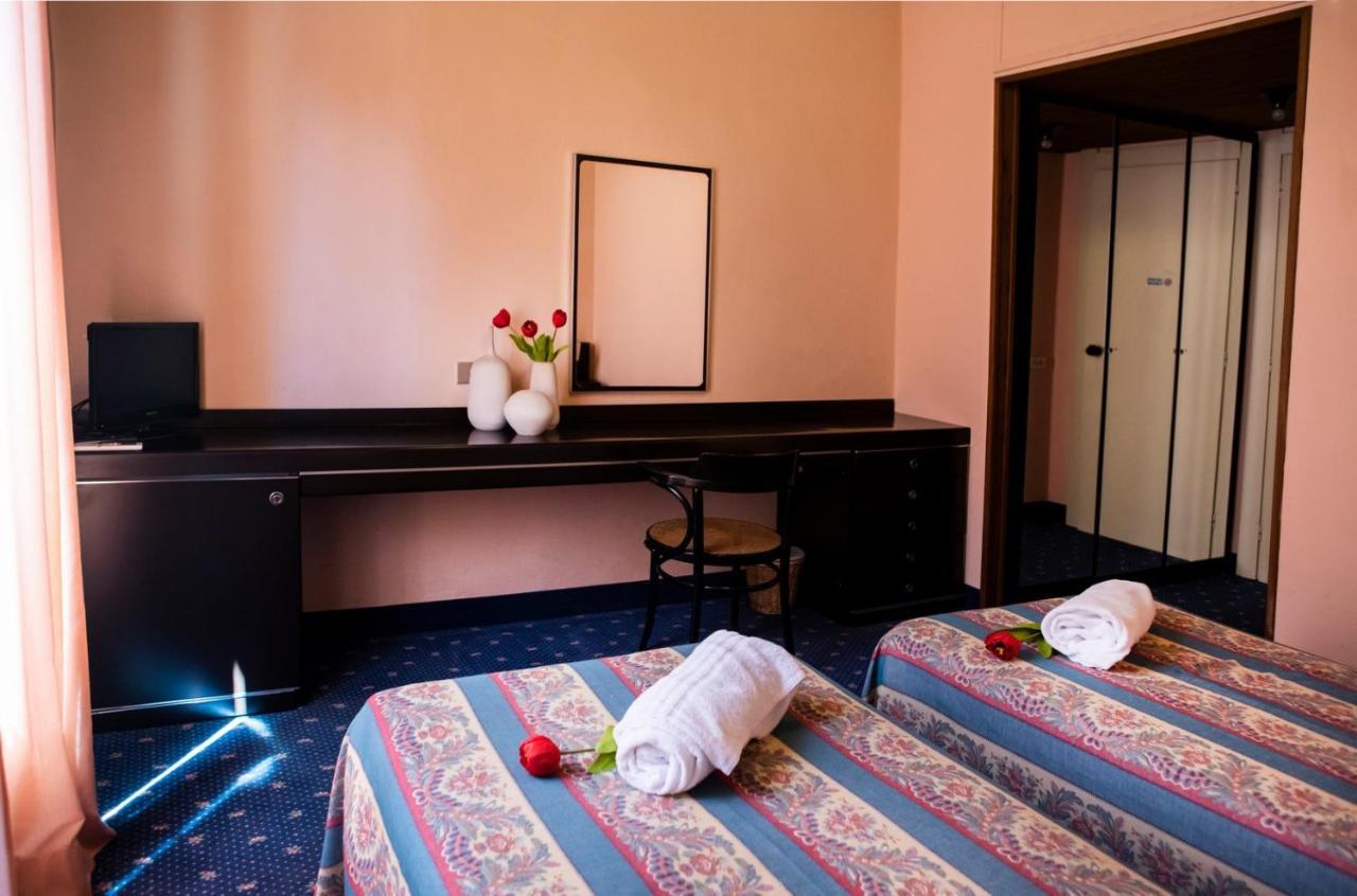 Hotel Milano Pool&Garden Salice Terme Exterior foto